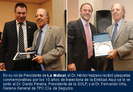 En su rol de Presidente de La Mutual, el Dr. Hctor Vazzano recibi plaquetas conmemorativas por los 10 aos de trayectoria de la Entidad. Aqu se lo ve junto al Dr. Dardo Pereira, Presidente de la SOLP, y al Dr. Fernando Orta, Gerene General de TPC Ca. de Seguros.